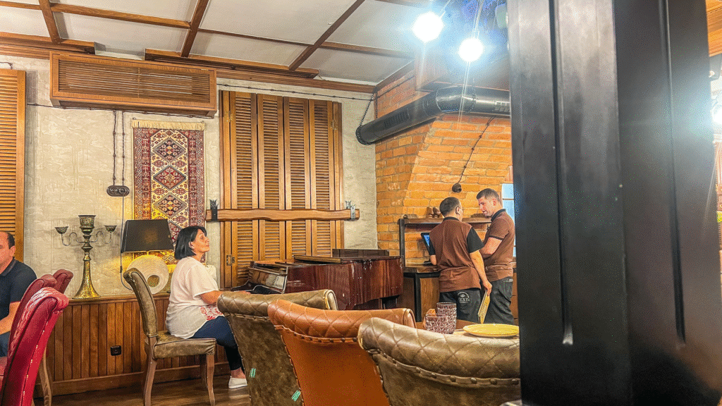 Restauranter i Jerevan, spisesteder i Armenien, bedste restauranter i Yerevan, armensk madkultur, traditionel og moderne armensk køkken, gourmetrestauranter i Jerevan, hvor skal man spise i Armenien, lokale og populære restauranter i Jerevan, madoplevelser i Armenien, topanbefalede restauranter Jerevan, fine dining i Yerevan, Tea Tougaard spiser i Armenien, madguide til Jerevan, autentiske spisesteder i Jerevan centrum