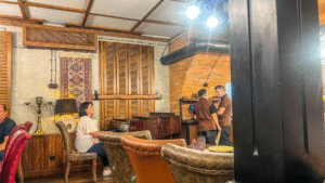 Restauranter i Jerevan, spisesteder i Armenien, bedste restauranter i Yerevan, armensk madkultur, traditionel og moderne armensk køkken, gourmetrestauranter i Jerevan, hvor skal man spise i Armenien, lokale og populære restauranter i Jerevan, madoplevelser i Armenien, topanbefalede restauranter Jerevan, fine dining i Yerevan, Tea Tougaard spiser i Armenien, madguide til Jerevan, autentiske spisesteder i Jerevan centrum