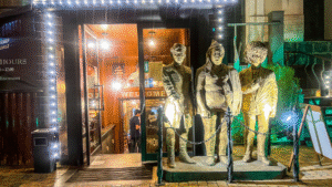 Restauranter i Jerevan, spisesteder i Armenien, bedste restauranter i Yerevan, armensk madkultur, traditionel og moderne armensk køkken, gourmetrestauranter i Jerevan, hvor skal man spise i Armenien, lokale og populære restauranter i Jerevan, madoplevelser i Armenien, topanbefalede restauranter Jerevan, fine dining i Yerevan, Tea Tougaard spiser i Armenien, madguide til Jerevan, autentiske spisesteder i Jerevan centrum