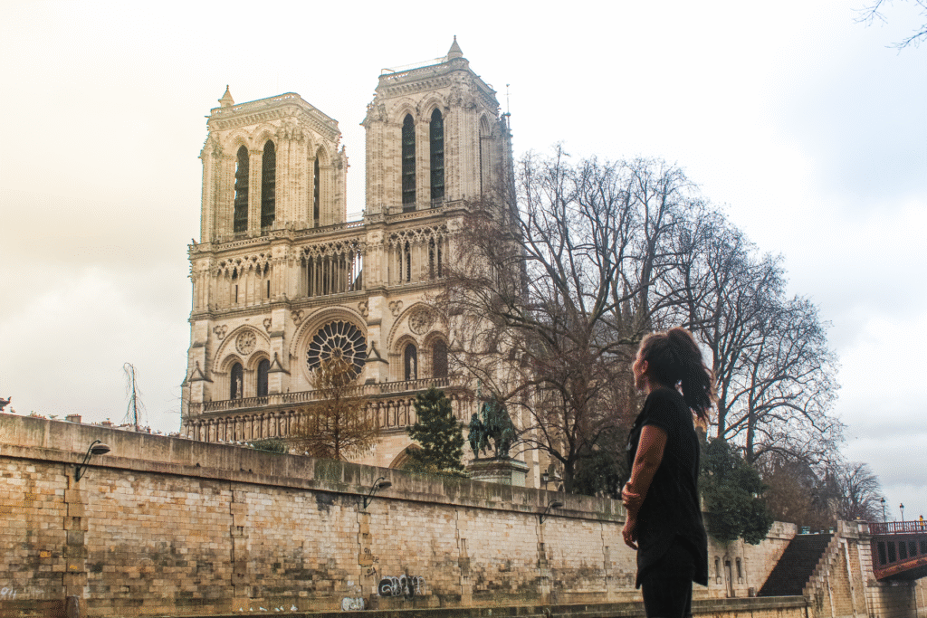 Sjove fakta om Paris, overraskende ting om Paris, Paris trivia til rejseblog, Tea Tougaard rejseblog Paris, facts om Paris historie og hverdag, underholdende viden om Paris, ukendte seværdigheder i Paris, sjove rejseoplevelser i Paris, Paris som rejsemål, Paris guide af Tea Tougaard, blogindhold om Paris, Notre-Dame i Paris, gotisk katedral i Frankrig, ikonisk kirke på Île de la Cité, berømt seværdighed i Paris, kirker i Paris, Notre-Dame facade og tårne, Klokkeren fra Notre-Dame, historisk arkitektur i Paris, must-see i Paris, Tea Tougaard rejser til Notre-Dame, fransk kulturarv