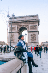 Triumfbuen i Paris, Arc de Triomphe, historisk monument i Frankrig, Napoleon og Triumfbuen, udsigt fra Triumfbuen, Place Charles de Gaulle, Champs-Élysées vartegn, ukendte soldats grav i Paris, militær mindesmærke i Frankrig, fransk nationalikon, Paris seværdigheder, Tea Tougaard ved Triumfbuen, klassisk arkitektur i Paris, must-see i Paris centrum, Sjove fakta om Paris, overraskende ting om Paris, Paris trivia til rejseblog, Tea Tougaard rejseblog Paris, facts om Paris historie og hverdag, underholdende viden om Paris, ukendte seværdigheder i Paris, sjove rejseoplevelser i Paris, Paris som rejsemål, Paris guide af Tea Tougaard, blogindhold om Paris, berømt seværdighed i Paris, historisk arkitektur i Paris, must-see i Paris, Tea Tougaard rejser, fransk kulturarv