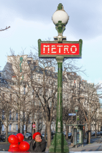 Sjove fakta om Paris, fun facts om Frankrigs hovedstad, overraskende parisiske traditioner, mærkelige fakta om Eiffeltårnet, skæve oplevelser i Paris, trivia om Paris, kulturelle kuriositeter i kærlighedens by, Tea Tougaard rejser til Paris, ukendte oplysninger om Paris, Paris du ikke vidste, sjove historier fra Paris, fakta til rejseblog Paris, Paris metro, metrostationer i Paris, offentlig transport i Paris, rejse med metro i Frankrigs hovedstad, Paris togsystem, linjer og kort over metroen, hurtig transport i Paris, oplev byen med metro, metroskilte i Paris, Tea Tougaard rejser med metro i Paris, ikoniske metroindgange i art nouveau stil, rejsetips til Paris metro, transport i Paris centrum