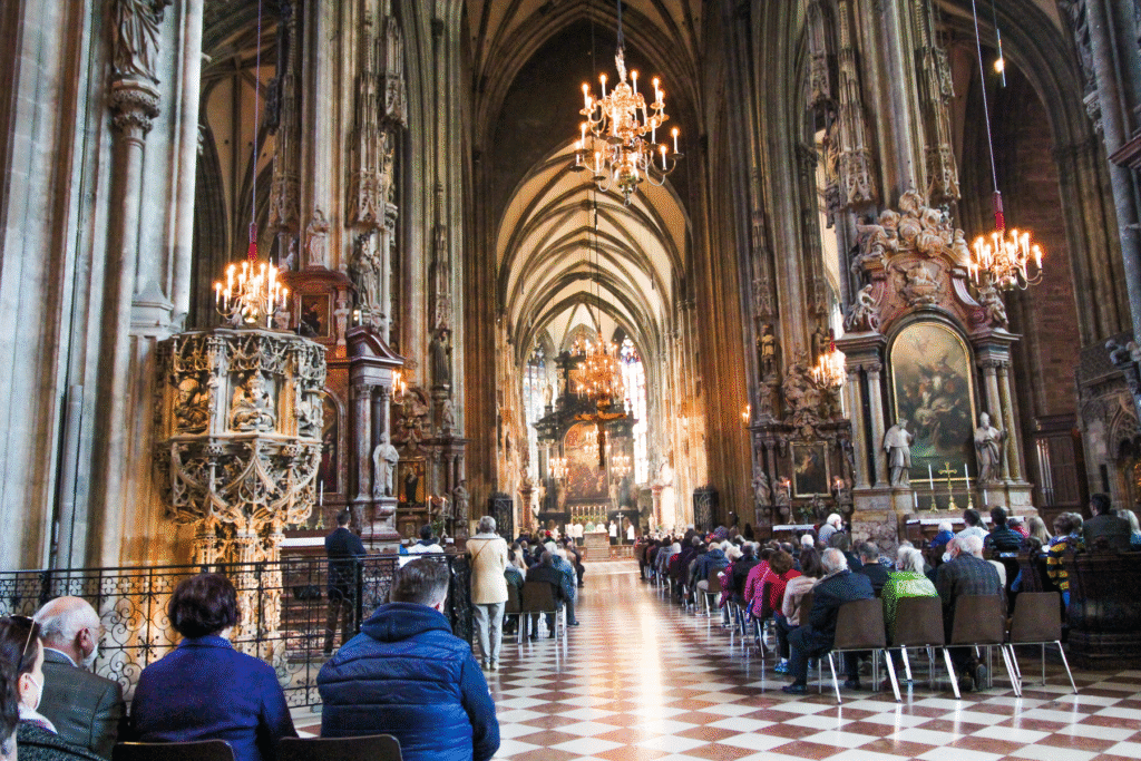 Stephansdom, Stefanskirken i Wien, St. Stephen’s Cathedral, seværdigheder i Wien, oplevelser i Østrig, historiske kirker i Wien, gotisk arkitektur i Østrig, must-see i Wien, turistattraktioner i Wien, religiøse monumenter i Østrig, kulturarv i Wien, Wiens domkirke, berømte vartegn i Wien, historiske seværdigheder i Østrig, sightseeing i Wien, ikoniske bygninger i Wien, kirker og katedraler i Østrig, Wiens skyline, kunst og historie i Wien.