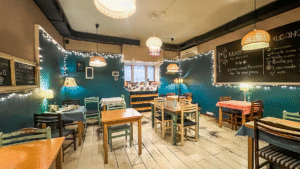 Twelve Tables Restaurant Jerevan, bedste restaurant i Jerevan Armenien, moderne armensk mad i Jerevan, fine dining i Armenien, gourmetrestaurant i Jerevan centrum, armenske retter med kreativt twist, stemningsfuld middag i Jerevan, eksklusiv spiseoplevelse i Armenien, populære restauranter i Jerevan, Tea Tougaard spiser på Twelve Tables, madoplevelser i Jerevan, topanbefalet restaurant i Armenien