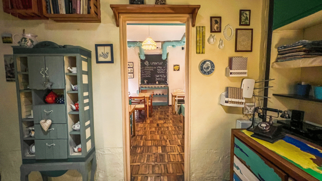 Twelve Tables Restaurant Jerevan, bedste restaurant i Jerevan Armenien, moderne armensk mad i Jerevan, fine dining i Armenien, gourmetrestaurant i Jerevan centrum, armenske retter med kreativt twist, stemningsfuld middag i Jerevan, eksklusiv spiseoplevelse i Armenien, populære restauranter i Jerevan, Tea Tougaard spiser på Twelve Tables, madoplevelser i Jerevan, topanbefalet restaurant i Armenien