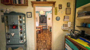 Twelve Tables Restaurant Jerevan, bedste restaurant i Jerevan Armenien, moderne armensk mad i Jerevan, fine dining i Armenien, gourmetrestaurant i Jerevan centrum, armenske retter med kreativt twist, stemningsfuld middag i Jerevan, eksklusiv spiseoplevelse i Armenien, populære restauranter i Jerevan, Tea Tougaard spiser på Twelve Tables, madoplevelser i Jerevan, topanbefalet restaurant i Armenien