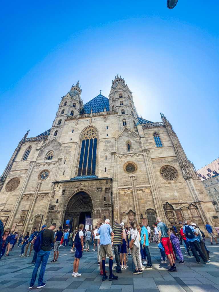 Stephansdom, Stefanskirken i Wien, St. Stephen’s Cathedral, seværdigheder i Wien, oplevelser i Østrig, historiske kirker i Wien, gotisk arkitektur i Østrig, must-see i Wien, turistattraktioner i Wien, religiøse monumenter i Østrig, kulturarv i Wien, Wiens domkirke, berømte vartegn i Wien, historiske seværdigheder i Østrig, sightseeing i Wien, ikoniske bygninger i Wien, kirker og katedraler i Østrig, Wiens skyline, kunst og historie i Wien.
