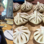 Georgisk madlavningskursus, lær at lave georgisk mad, madkursus i Georgien, georgisk køkken workshop, kogeskole i Tbilisi, kulinarisk oplevelse i Georgien, traditionel georgisk madlavning, lav khachapuri og khinkali, hands-on madkursus i Georgien, kulturel madoplevelse i Kaukasus, madlavningskursus med lokale ingredienser, georgisk gastronomi for rejsende, oplev det georgiske køkken, georgiske retter og madkultur, Tea Tougaard madoplevelser i Georgien, lær georgisk madlavning på rejsen