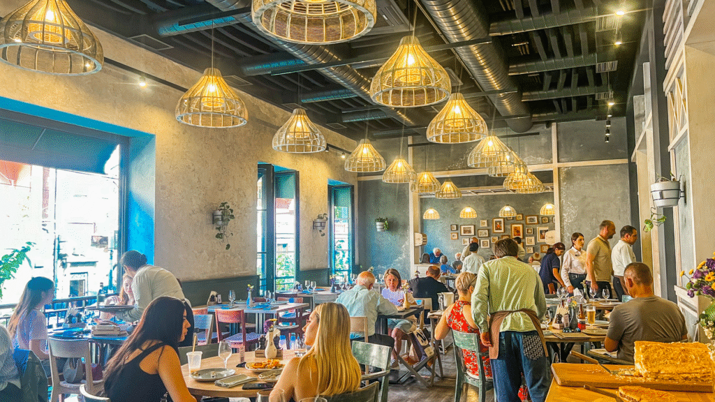 Lavash Restaurant Jerevan, bedste restaurant i Jerevan Armenien, armensk gourmetmad i centrum af Jerevan, traditionelle armenske retter i moderne omgivelser, Lavash restaurant madoplevelse, armensk brunch og middag, populære spisesteder i Armenien, atmosfærisk restaurant i Yerevan, Lavash armenian cuisine, must-visit restaurant i Armenien, autentisk mad og service i Jerevan, Tea Tougaard besøger Lavash