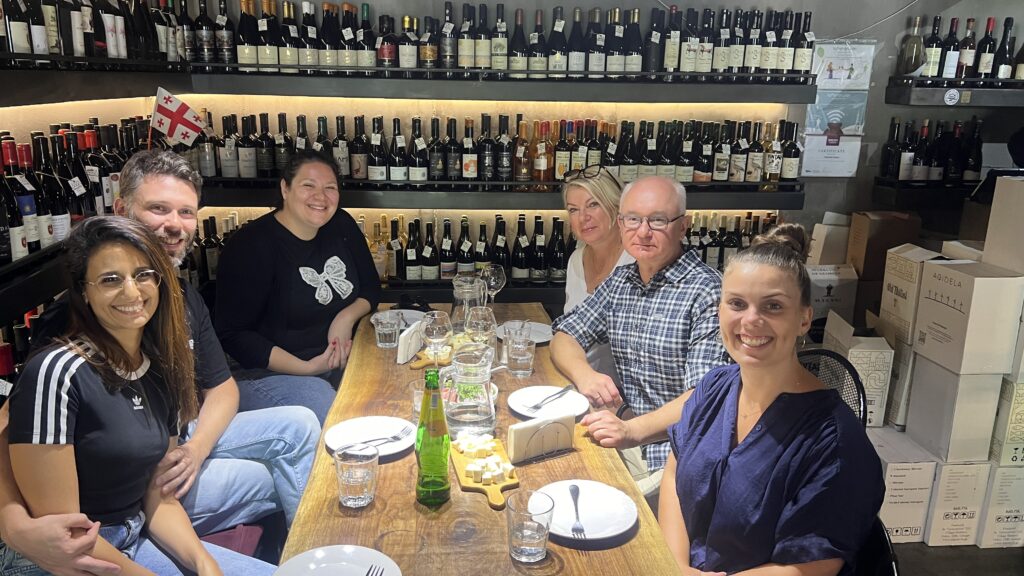 Georgisk madlavningskursus, lær at lave georgisk mad, madkursus i Georgien, georgisk køkken workshop, kogeskole i Tbilisi, kulinarisk oplevelse i Georgien, traditionel georgisk madlavning, lav khachapuri og khinkali, hands-on madkursus i Georgien, kulturel madoplevelse i Kaukasus, madlavningskursus med lokale ingredienser, georgisk gastronomi for rejsende, oplev det georgiske køkken, georgiske retter og madkultur, Tea Tougaard madoplevelser i Georgien, lær georgisk madlavning på rejsen