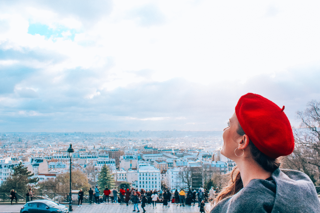 Sjove fakta om Paris, overraskende viden om Frankrigs hovedstad, skæve historier fra Paris, fun facts om Eiffeltårnet og metroen, ukendte fakta om parisiske seværdigheder, kulturelle kuriositeter i Paris, underholdende rejseviden om Paris, Tea Tougaard blog om Paris, sjove oplevelser og fakta fra kærlighedens by, mærkelige love og traditioner i Paris, Paris trivia og sjove detaljer