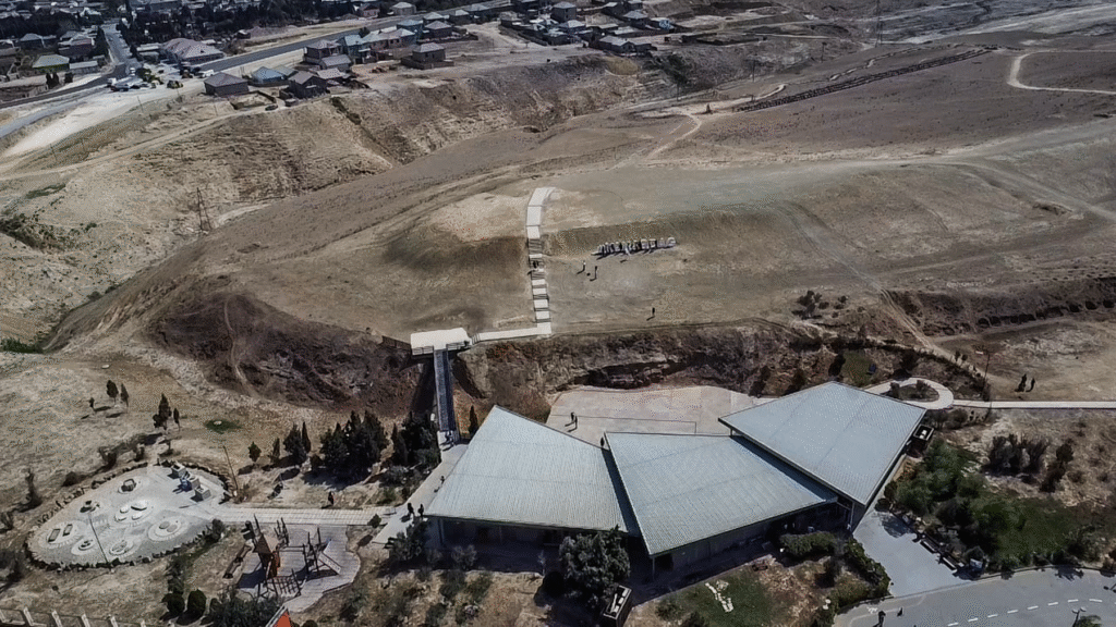 Azerbaijan seværdighed Yanardag, ildbjerget i Baku, evigt brændende ild, naturligt gasfænomen i Azerbaijan, Yanardag flammer, brændende bjerg, oplev ildens land, Yanardag turistattraktion, ildsted i naturen, Baku must-see seværdighed, unikke naturfænomener i Azerbaijan, Yanardag ildklippe, historisk ildsted, Azerbaijan naturattraktion, naturlig gasflamme, ildsymbol i Azerbaijan, spændende seværdigheder i Baku, geologisk vidunder i Azerbaijan, kulturel betydning af ild i Azerbaijan, ildkultur og zoroastrisme