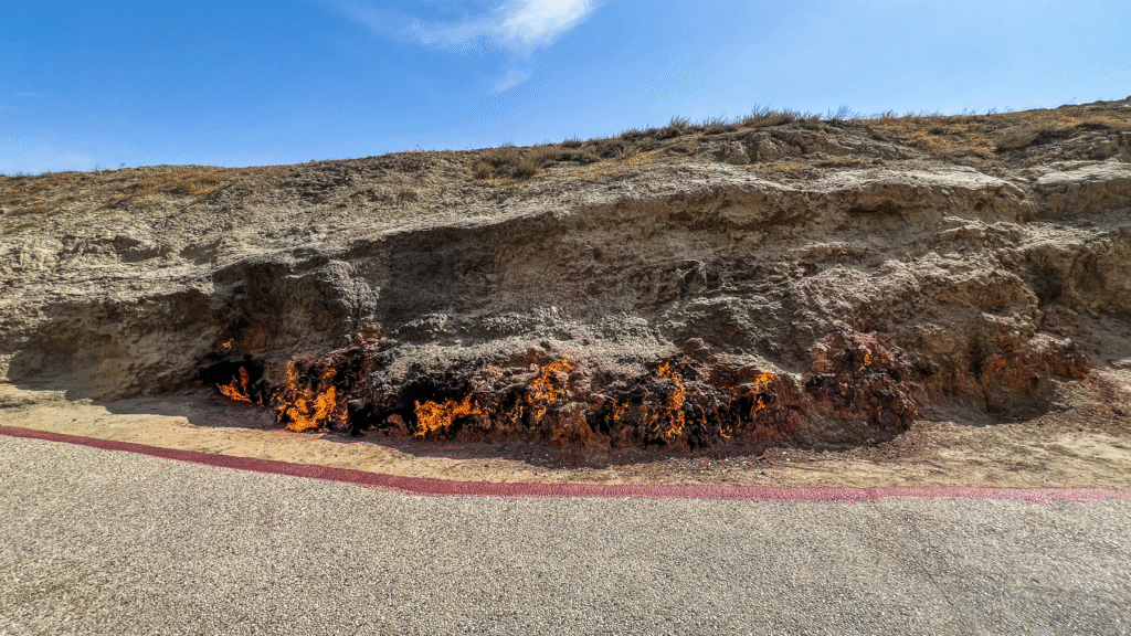 Azerbaijan seværdighed Yanardag, ildbjerget i Baku, evigt brændende ild, naturligt gasfænomen i Azerbaijan, Yanardag flammer, brændende bjerg, oplev ildens land, Yanardag turistattraktion, ildsted i naturen, Baku must-see seværdighed, unikke naturfænomener i Azerbaijan, Yanardag ildklippe, historisk ildsted, Azerbaijan naturattraktion, naturlig gasflamme, ildsymbol i Azerbaijan, spændende seværdigheder i Baku, geologisk vidunder i Azerbaijan, kulturel betydning af ild i Azerbaijan, ildkultur og zoroastrisme