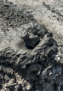 Tea Tougaard rejser i Aserbajdsjan, muddervulkan i Aserbajdsjan, rejseblog fra Aserbajdsjan, oplevelser i Aserbajdsjan, Tea Tougaard muddervulkan, naturfænomen i Aserbajdsjan, vulkansk landskab, rejseeventyr med Tea Tougaard, unikke naturoplevelser i Kaukasus, spændende steder i Aserbajdsjan, rejseinspiration Tea Tougaard, Tea Tougaard blogbilleder, Aserbajdsjans seværdigheder, mud volcano Azerbaijan, Tea Tougaard rejsetips, geologiske oplevelser Aserbajdsjan, Muddervulkaner i Aserbajdsjan, boblende gråt mudder, goldt landskab, naturligt geologisk fænomen, unikt syn nær Gobustan, dampende kratere med mudder, spektakulære vulkanske formationer, oplevelse i naturen, seværdighed i Aserbajdsjan, verdens største koncentration af muddervulkaner, rejseblog, Tea Tougaard rejser, vulkaner uden ild