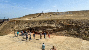 Azerbaijan seværdighed Yanardag, ildbjerget i Baku, evigt brændende ild, naturligt gasfænomen i Azerbaijan, Yanardag flammer, brændende bjerg, oplev ildens land, Yanardag turistattraktion, ildsted i naturen, Baku must-see seværdighed, unikke naturfænomener i Azerbaijan, Yanardag ildklippe, historisk ildsted, Azerbaijan naturattraktion, naturlig gasflamme, ildsymbol i Azerbaijan, spændende seværdigheder i Baku, geologisk vidunder i Azerbaijan, kulturel betydning af ild i Azerbaijan, ildkultur og zoroastrisme