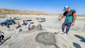 Tea Tougaard rejser i Aserbajdsjan, muddervulkan i Aserbajdsjan, rejseblog fra Aserbajdsjan, oplevelser i Aserbajdsjan, Tea Tougaard muddervulkan, naturfænomen i Aserbajdsjan, vulkansk landskab, rejseeventyr med Tea Tougaard, unikke naturoplevelser i Kaukasus, spændende steder i Aserbajdsjan, rejseinspiration Tea Tougaard, Tea Tougaard blogbilleder, Aserbajdsjans seværdigheder, mud volcano Azerbaijan, Tea Tougaard rejsetips, geologiske oplevelser Aserbajdsjan, Muddervulkaner i Aserbajdsjan, boblende gråt mudder, goldt landskab, naturligt geologisk fænomen, unikt syn nær Gobustan, dampende kratere med mudder, spektakulære vulkanske formationer, oplevelse i naturen, seværdighed i Aserbajdsjan, verdens største koncentration af muddervulkaner, rejseblog, Tea Tougaard rejser, vulkaner uden ild