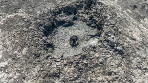 Tea Tougaard rejser i Aserbajdsjan, muddervulkan i Aserbajdsjan, rejseblog fra Aserbajdsjan, oplevelser i Aserbajdsjan, Tea Tougaard muddervulkan, naturfænomen i Aserbajdsjan, vulkansk landskab, rejseeventyr med Tea Tougaard, unikke naturoplevelser i Kaukasus, spændende steder i Aserbajdsjan, rejseinspiration Tea Tougaard, Tea Tougaard blogbilleder, Aserbajdsjans seværdigheder, mud volcano Azerbaijan, Tea Tougaard rejsetips, geologiske oplevelser Aserbajdsjan, Muddervulkaner i Aserbajdsjan, boblende gråt mudder, goldt landskab, naturligt geologisk fænomen, unikt syn nær Gobustan, dampende kratere med mudder, spektakulære vulkanske formationer, oplevelse i naturen, seværdighed i Aserbajdsjan, verdens største koncentration af muddervulkaner, rejseblog, Tea Tougaard rejser, vulkaner uden ild