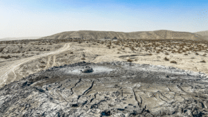 Tea Tougaard rejser i Aserbajdsjan, muddervulkan i Aserbajdsjan, rejseblog fra Aserbajdsjan, oplevelser i Aserbajdsjan, Tea Tougaard muddervulkan, naturfænomen i Aserbajdsjan, vulkansk landskab, rejseeventyr med Tea Tougaard, unikke naturoplevelser i Kaukasus, spændende steder i Aserbajdsjan, rejseinspiration Tea Tougaard, Tea Tougaard blogbilleder, Aserbajdsjans seværdigheder, mud volcano Azerbaijan, Tea Tougaard rejsetips, geologiske oplevelser Aserbajdsjan, Muddervulkaner i Aserbajdsjan, boblende gråt mudder, goldt landskab, naturligt geologisk fænomen, unikt syn nær Gobustan, dampende kratere med mudder, spektakulære vulkanske formationer, oplevelse i naturen, seværdighed i Aserbajdsjan, verdens største koncentration af muddervulkaner, rejseblog, Tea Tougaard rejser, vulkaner uden ild