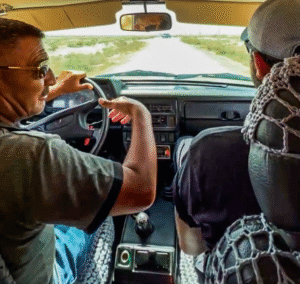 Tea Tougaard rejser i Aserbajdsjan, muddervulkan i Aserbajdsjan, rejseblog fra Aserbajdsjan, oplevelser i Aserbajdsjan, Tea Tougaard muddervulkan, naturfænomen i Aserbajdsjan, vulkansk landskab, rejseeventyr med Tea Tougaard, unikke naturoplevelser i Kaukasus, spændende steder i Aserbajdsjan, rejseinspiration Tea Tougaard, Tea Tougaard blogbilleder, Aserbajdsjans seværdigheder, mud volcano Azerbaijan, Tea Tougaard rejsetips, geologiske oplevelser Aserbajdsjan, Muddervulkaner i Aserbajdsjan, boblende gråt mudder, goldt landskab, naturligt geologisk fænomen, unikt syn nær Gobustan, dampende kratere med mudder, spektakulære vulkanske formationer, oplevelse i naturen, seværdighed i Aserbajdsjan, verdens største koncentration af muddervulkaner, rejseblog, Tea Tougaard rejser, vulkaner uden ild