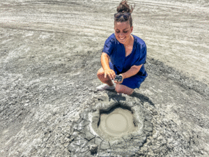 Tea Tougaard rejser i Aserbajdsjan, muddervulkan i Aserbajdsjan, rejseblog fra Aserbajdsjan, oplevelser i Aserbajdsjan, Tea Tougaard muddervulkan, naturfænomen i Aserbajdsjan, vulkansk landskab, rejseeventyr med Tea Tougaard, unikke naturoplevelser i Kaukasus, spændende steder i Aserbajdsjan, rejseinspiration Tea Tougaard, Tea Tougaard blogbilleder, Aserbajdsjans seværdigheder, mud volcano Azerbaijan, Tea Tougaard rejsetips, geologiske oplevelser Aserbajdsjan, Muddervulkaner i Aserbajdsjan, boblende gråt mudder, goldt landskab, naturligt geologisk fænomen, unikt syn nær Gobustan, dampende kratere med mudder, spektakulære vulkanske formationer, oplevelse i naturen, seværdighed i Aserbajdsjan, verdens største koncentration af muddervulkaner, rejseblog, Tea Tougaard rejser, vulkaner uden ild