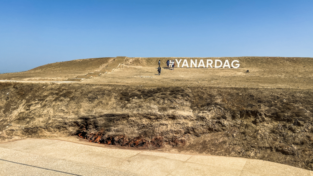 Azerbaijan seværdighed Yanardag, ildbjerget i Baku, evigt brændende ild, naturligt gasfænomen i Azerbaijan, Yanardag flammer, brændende bjerg, oplev ildens land, Yanardag turistattraktion, ildsted i naturen, Baku must-see seværdighed, unikke naturfænomener i Azerbaijan, Yanardag ildklippe, historisk ildsted, Azerbaijan naturattraktion, naturlig gasflamme, ildsymbol i Azerbaijan, spændende seværdigheder i Baku, geologisk vidunder i Azerbaijan, kulturel betydning af ild i Azerbaijan, ildkultur og zoroastrisme