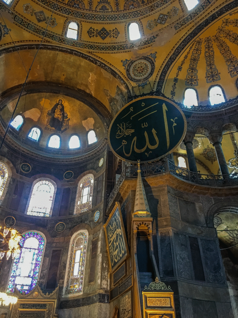 Aya sophia, Hagia sophia, hagia sofia, Istanbul, istanbul guide, istanbul seværdigheder, oplevelser i Istanbul, Hagia Sofia Istanbul, Aya Sofya, historisk seværdighed i Istanbul, byzantinsk kirke og moské, UNESCO verdensarv Tyrkiet, kuppelarkitektur i Istanbul, mosaikker med Jesus og kejsere, osmannisk arkitektur, kulturarv i Tyrkiet, religiøs historie i Istanbul, Hagia Sophia museum og moské, ikonisk vartegn i Istanbul, oplevelser i Istanbul, seværdigheder i Tyrkiet, byzantinsk kunst og arkitektur, sultan Mehmed Erobreren, Konstantinopel historie, must-see i Istanbul, rejseguide Istanbul, historiske monumenter i Tyrkiet