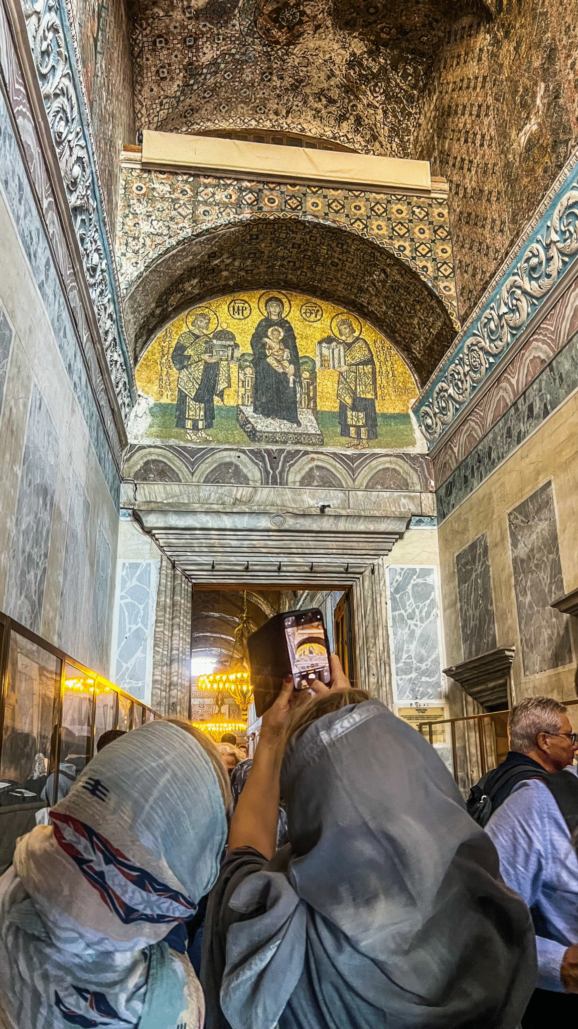 Vestibule mosaikken i Hagia Sofia, byzantinsk mosaik i Istanbul, kejser Leo VI foran Kristus, Jesus Kristus tronende mosaik, Aya Sofya vestibule, guldmosaik i Hagia Sofia, religiøs kunst fra Byzans, historiske mosaikker i Tyrkiet, indgangsmosaik Hagia Sofia, byzantinsk ikonografi, UNESCO verdensarv Istanbul, kejserlig kunst i Konstantinopel, kristne motiver i Hagia Sofia, seværdigheder i Istanbul, kulturarv i Tyrkiet, middelalderlig mosaikkunst, detaljeret vægkunst i Hagia Sofia, religiøs historie i Istanbul, must-see i Hagia Sofia