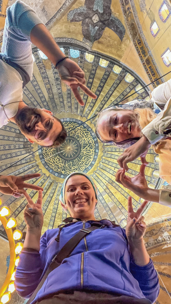 Aya sophia, Hagia sophia, hagia sofia, Istanbul, istanbul guide, istanbul seværdigheder, oplevelser i Istanbul, Hagia Sofia Istanbul, Aya Sofya, historisk seværdighed i Istanbul, byzantinsk kirke og moské, UNESCO verdensarv Tyrkiet, kuppelarkitektur i Istanbul, mosaikker med Jesus og kejsere, osmannisk arkitektur, kulturarv i Tyrkiet, religiøs historie i Istanbul, Hagia Sophia museum og moské, ikonisk vartegn i Istanbul, oplevelser i Istanbul, seværdigheder i Tyrkiet, byzantinsk kunst og arkitektur, sultan Mehmed Erobreren, Konstantinopel historie, must-see i Istanbul, rejseguide Istanbul, historiske monumenter i Tyrkiet