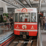Tünel toget Istanbul, historisk metro i Istanbul, verdens næstældste undergrundsbane, Tünel Karaköy Beyoğlu, Istanbul seværdigheder, oplev Istanbul med Tünel toget, nostalgisk transportmiddel, Istanbul rejseoplevelser, historiske tog i Tyrkiet, Tünel funicular, rejse med Tünelbanen, Tyrkiets første metro, oplev Beyoğlu med Tünel, seværdigheder i Istanbul, offentlig transport i Istanbul, kulturarv i Istanbul, tyrkiske toge, Tünel Istanbul rejseguide, Tyrkiets undergrundstog, Istanbul sightseeing med tog