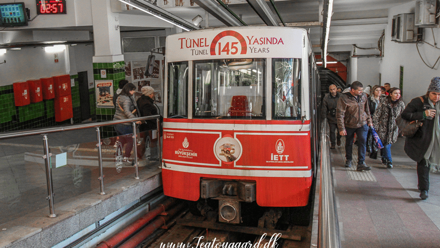 Tünel toget Istanbul, historisk metro i Istanbul, verdens næstældste undergrundsbane, Tünel Karaköy Beyoğlu, Istanbul seværdigheder, oplev Istanbul med Tünel toget, nostalgisk transportmiddel, Istanbul rejseoplevelser, historiske tog i Tyrkiet, Tünel funicular, rejse med Tünelbanen, Tyrkiets første metro, oplev Beyoğlu med Tünel, seværdigheder i Istanbul, offentlig transport i Istanbul, kulturarv i Istanbul, tyrkiske toge, Tünel Istanbul rejseguide, Tyrkiets undergrundstog, Istanbul sightseeing med tog