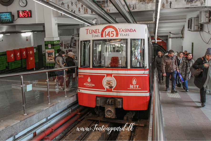Tünel toget Istanbul, historisk metro i Istanbul, verdens næstældste undergrundsbane, Tünel Karaköy Beyoğlu, Istanbul seværdigheder, oplev Istanbul med Tünel toget, nostalgisk transportmiddel, Istanbul rejseoplevelser, historiske tog i Tyrkiet, Tünel funicular, rejse med Tünelbanen, Tyrkiets første metro, oplev Beyoğlu med Tünel, seværdigheder i Istanbul, offentlig transport i Istanbul, kulturarv i Istanbul, tyrkiske toge, Tünel Istanbul rejseguide, Tyrkiets undergrundstog, Istanbul sightseeing med tog