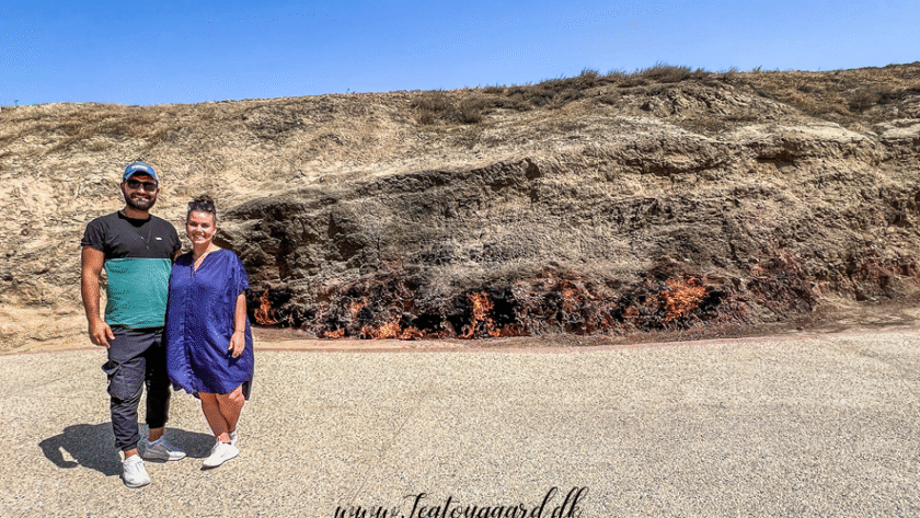 Azerbaijan seværdighed Yanardag, ildbjerget i Baku, evigt brændende ild, naturligt gasfænomen i Azerbaijan, Yanardag flammer, brændende bjerg, oplev ildens land, Yanardag turistattraktion, ildsted i naturen, Baku must-see seværdighed, unikke naturfænomener i Azerbaijan, Yanardag ildklippe, historisk ildsted, Azerbaijan naturattraktion, naturlig gasflamme, ildsymbol i Azerbaijan, spændende seværdigheder i Baku, geologisk vidunder i Azerbaijan, kulturel betydning af ild i Azerbaijan, ildkultur og zoroastrisme