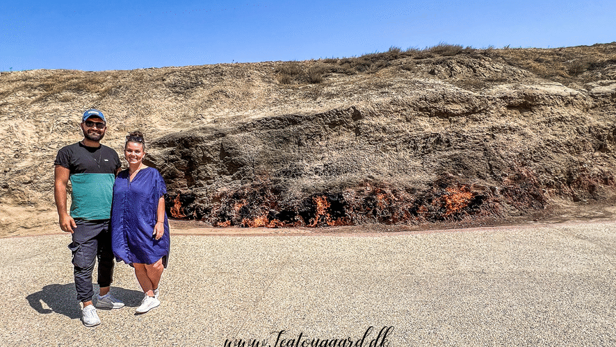 Azerbaijan seværdighed Yanardag, ildbjerget i Baku, evigt brændende ild, naturligt gasfænomen i Azerbaijan, Yanardag flammer, brændende bjerg, oplev ildens land, Yanardag turistattraktion, ildsted i naturen, Baku must-see seværdighed, unikke naturfænomener i Azerbaijan, Yanardag ildklippe, historisk ildsted, Azerbaijan naturattraktion, naturlig gasflamme, ildsymbol i Azerbaijan, spændende seværdigheder i Baku, geologisk vidunder i Azerbaijan, kulturel betydning af ild i Azerbaijan, ildkultur og zoroastrisme