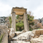 Termessos ruinby Antalya, antik by i Tyrkiet, bjergby i Taurusbjergene, historiske ruiner nær Antalya, oldtidsby i Tyrkiet, rejseoplevelser i Antalya, natur og historie i Tyrkiet, arkæologiske steder i Antalya, Tea Tougaard rejseblog Tyrkiet, skjulte perler i Antalya, vandretur til Termessos, antikke ruiner i bjergene, kulturrejse i Tyrkiet, gamle byer i Anatolien, græske og romerske ruiner, udsigt fra Termessos, historie og natur i Tyrkiet, oplevelser i Antalya 2025, rejseguide til Tyrkiets oldtid, Tea Tougaard oplever Tyrkiet, historiske steder i Middelhavsregionen, kultur og eventyrrejse i Antalya