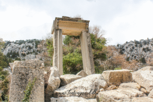 Termessos ruinby Antalya, antik by i Tyrkiet, bjergby i Taurusbjergene, historiske ruiner nær Antalya, oldtidsby i Tyrkiet, rejseoplevelser i Antalya, natur og historie i Tyrkiet, arkæologiske steder i Antalya, Tea Tougaard rejseblog Tyrkiet, skjulte perler i Antalya, vandretur til Termessos, antikke ruiner i bjergene, kulturrejse i Tyrkiet, gamle byer i Anatolien, græske og romerske ruiner, udsigt fra Termessos, historie og natur i Tyrkiet, oplevelser i Antalya 2025, rejseguide til Tyrkiets oldtid, Tea Tougaard oplever Tyrkiet, historiske steder i Middelhavsregionen, kultur og eventyrrejse i Antalya