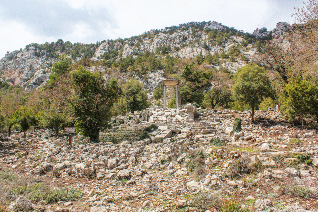 Termessos ruinby Antalya, antik by i Tyrkiet, bjergby i Taurusbjergene, historiske ruiner nær Antalya, oldtidsby i Tyrkiet, rejseoplevelser i Antalya, natur og historie i Tyrkiet, arkæologiske steder i Antalya, Tea Tougaard rejseblog Tyrkiet, skjulte perler i Antalya, vandretur til Termessos, antikke ruiner i bjergene, kulturrejse i Tyrkiet, gamle byer i Anatolien, græske og romerske ruiner, udsigt fra Termessos, historie og natur i Tyrkiet, oplevelser i Antalya 2025, rejseguide til Tyrkiets oldtid, Tea Tougaard oplever Tyrkiet, historiske steder i Middelhavsregionen, kultur og eventyrrejse i Antalya