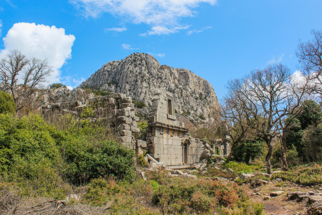 Termessos ruinby Antalya, antik by i Tyrkiet, bjergby i Taurusbjergene, historiske ruiner nær Antalya, oldtidsby i Tyrkiet, rejseoplevelser i Antalya, natur og historie i Tyrkiet, arkæologiske steder i Antalya, Tea Tougaard rejseblog Tyrkiet, skjulte perler i Antalya, vandretur til Termessos, antikke ruiner i bjergene, kulturrejse i Tyrkiet, gamle byer i Anatolien, græske og romerske ruiner, udsigt fra Termessos, historie og natur i Tyrkiet, oplevelser i Antalya 2025, rejseguide til Tyrkiets oldtid, Tea Tougaard oplever Tyrkiet, historiske steder i Middelhavsregionen, kultur og eventyrrejse i Antalya