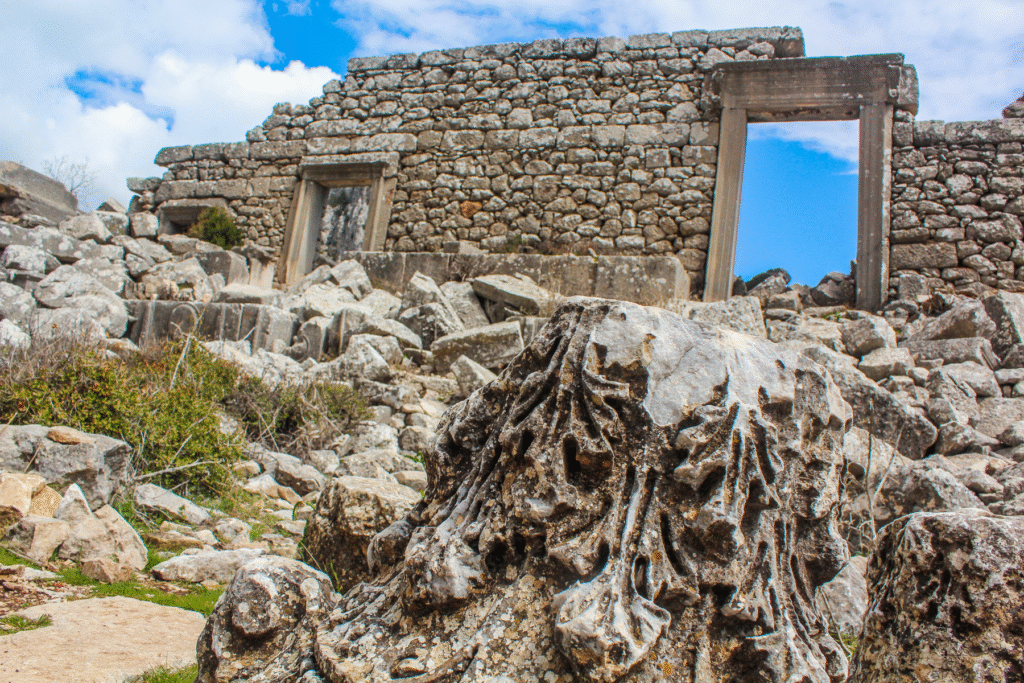 Termessos ruinby Antalya, antik by i Tyrkiet, bjergby i Taurusbjergene, historiske ruiner nær Antalya, oldtidsby i Tyrkiet, rejseoplevelser i Antalya, natur og historie i Tyrkiet, arkæologiske steder i Antalya, Tea Tougaard rejseblog Tyrkiet, skjulte perler i Antalya, vandretur til Termessos, antikke ruiner i bjergene, kulturrejse i Tyrkiet, gamle byer i Anatolien, græske og romerske ruiner, udsigt fra Termessos, historie og natur i Tyrkiet, oplevelser i Antalya 2025, rejseguide til Tyrkiets oldtid, Tea Tougaard oplever Tyrkiet, historiske steder i Middelhavsregionen, kultur og eventyrrejse i Antalya