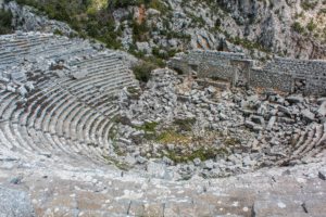 Termessos ruinby Antalya, antik by i Tyrkiet, bjergby i Taurusbjergene, historiske ruiner nær Antalya, oldtidsby i Tyrkiet, rejseoplevelser i Antalya, natur og historie i Tyrkiet, arkæologiske steder i Antalya, Tea Tougaard rejseblog Tyrkiet, skjulte perler i Antalya, vandretur til Termessos, antikke ruiner i bjergene, kulturrejse i Tyrkiet, gamle byer i Anatolien, græske og romerske ruiner, udsigt fra Termessos, historie og natur i Tyrkiet, oplevelser i Antalya 2025, rejseguide til Tyrkiets oldtid, Tea Tougaard oplever Tyrkiet, historiske steder i Middelhavsregionen, kultur og eventyrrejse i Antalya