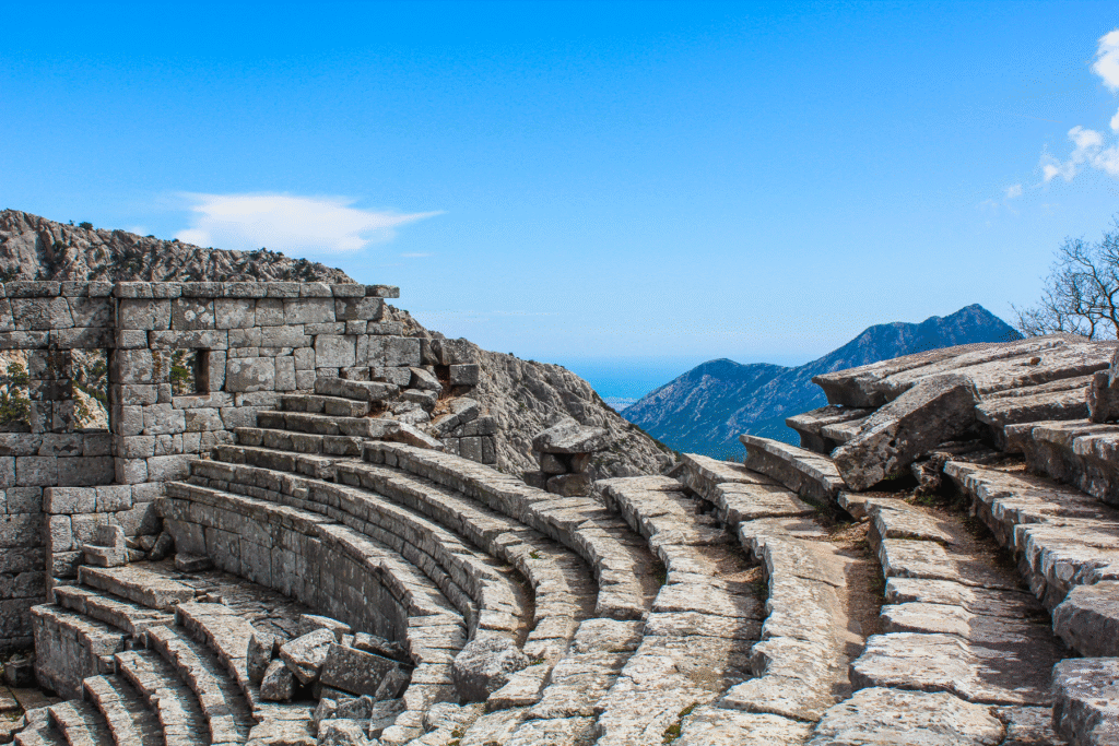 Termessos ruinby Antalya, antik by i Tyrkiet, bjergby i Taurusbjergene, historiske ruiner nær Antalya, oldtidsby i Tyrkiet, rejseoplevelser i Antalya, natur og historie i Tyrkiet, arkæologiske steder i Antalya, Tea Tougaard rejseblog Tyrkiet, skjulte perler i Antalya, vandretur til Termessos, antikke ruiner i bjergene, kulturrejse i Tyrkiet, gamle byer i Anatolien, græske og romerske ruiner, udsigt fra Termessos, historie og natur i Tyrkiet, oplevelser i Antalya 2025, rejseguide til Tyrkiets oldtid, Tea Tougaard oplever Tyrkiet, historiske steder i Middelhavsregionen, kultur og eventyrrejse i Antalya