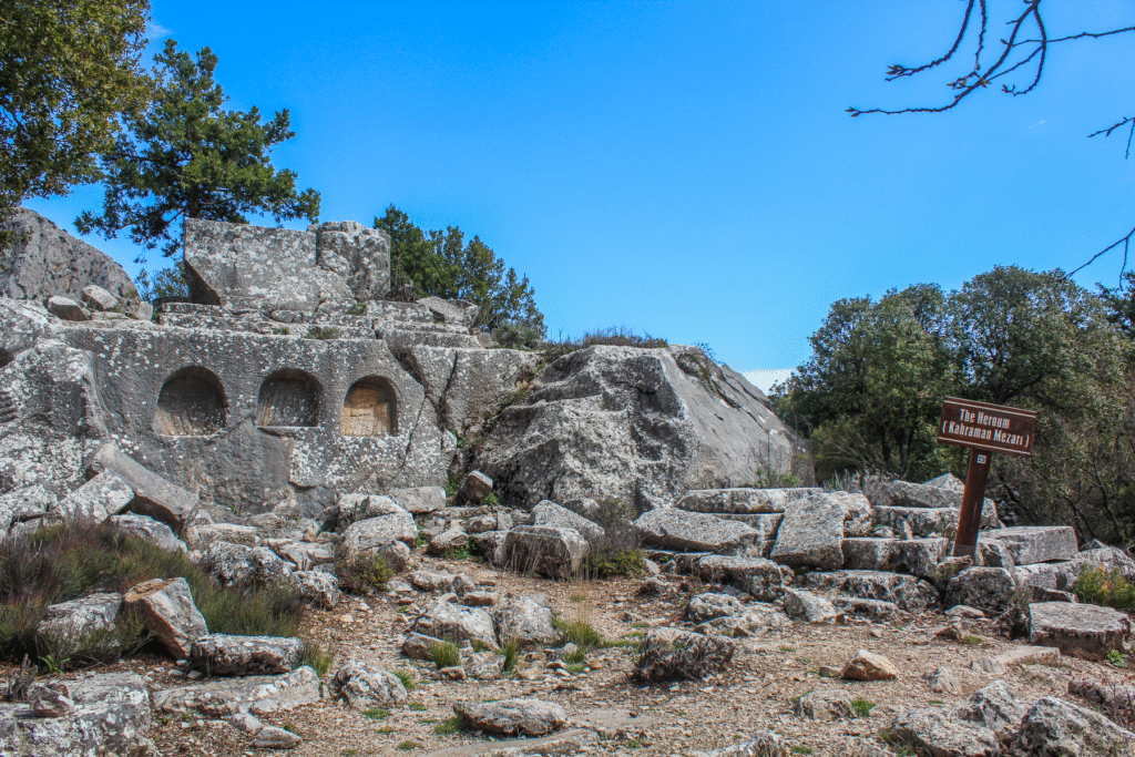 Termessos ruinby Antalya, antik by i Tyrkiet, bjergby i Taurusbjergene, historiske ruiner nær Antalya, oldtidsby i Tyrkiet, rejseoplevelser i Antalya, natur og historie i Tyrkiet, arkæologiske steder i Antalya, Tea Tougaard rejseblog Tyrkiet, skjulte perler i Antalya, vandretur til Termessos, antikke ruiner i bjergene, kulturrejse i Tyrkiet, gamle byer i Anatolien, græske og romerske ruiner, udsigt fra Termessos, historie og natur i Tyrkiet, oplevelser i Antalya 2025, rejseguide til Tyrkiets oldtid, Tea Tougaard oplever Tyrkiet, historiske steder i Middelhavsregionen, kultur og eventyrrejse i Antalya