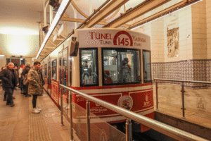 Tünel toget Istanbul, historisk metro i Istanbul, verdens næstældste undergrundsbane, Tünel Karaköy Beyoğlu, Istanbul seværdigheder, oplev Istanbul med Tünel toget, nostalgisk transportmiddel, Istanbul rejseoplevelser, historiske tog i Tyrkiet, Tünel funicular, rejse med Tünelbanen, Tyrkiets første metro, oplev Beyoğlu med Tünel, seværdigheder i Istanbul, offentlig transport i Istanbul, kulturarv i Istanbul, tyrkiske toge, Tünel Istanbul rejseguide, Tyrkiets undergrundstog, Istanbul sightseeing med tog