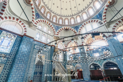 Rüstem Pasha moskeen, moské i Istanbul, osmannisk arkitektur, Iznik fliser, historiske moskéer i Tyrkiet, religiøse monumenter i Istanbul, Süleymaniye distrikt, Mimar Sinan arkitektur, kunst og håndværk i Tyrkiet, blå og hvide keramiske fliser, kulturarv i Istanbul, seværdigheder i Tyrkiet, Rüstem Pasha Camii, Det Osmanniske Rige arkitektur, historiske bygninger i Istanbul, moské dekoreret med Iznik keramik, spirituelt sted i Istanbul, tyrkisk kunsthåndværk, islamisk design og kultur, rejseguide til Istanbul, smuk moské i storbyen, tyrkisk historie og tro