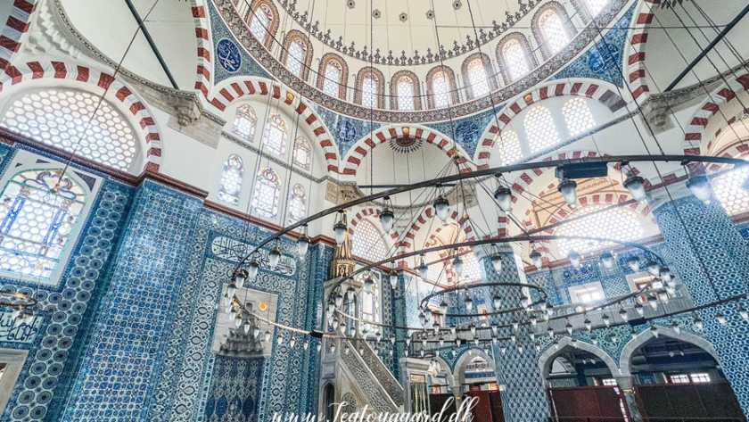 Rüstem Pasha moskeen, moské i Istanbul, osmannisk arkitektur, Iznik fliser, historiske moskéer i Tyrkiet, religiøse monumenter i Istanbul, Süleymaniye distrikt, Mimar Sinan arkitektur, kunst og håndværk i Tyrkiet, blå og hvide keramiske fliser, kulturarv i Istanbul, seværdigheder i Tyrkiet, Rüstem Pasha Camii, Det Osmanniske Rige arkitektur, historiske bygninger i Istanbul, moské dekoreret med Iznik keramik, spirituelt sted i Istanbul, tyrkisk kunsthåndværk, islamisk design og kultur, rejseguide til Istanbul, smuk moské i storbyen, tyrkisk historie og tro