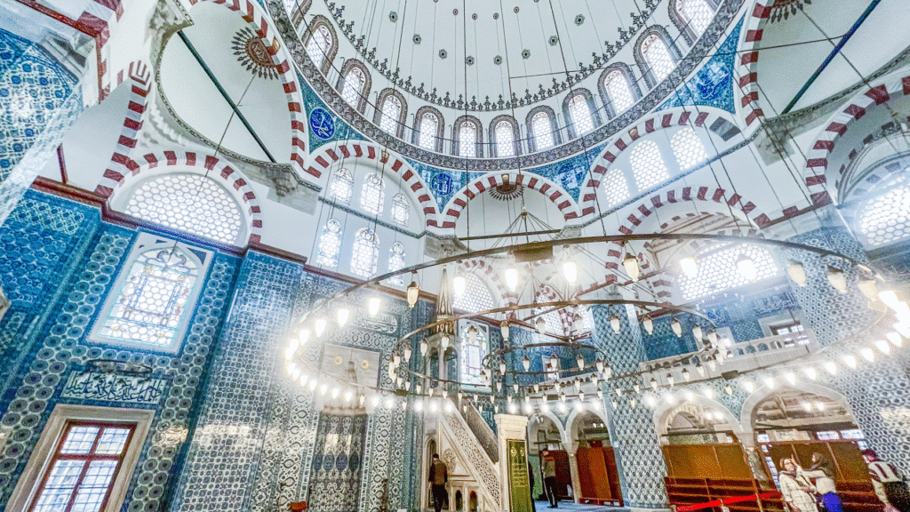 Rüstem Pasha moskeen, moské i Istanbul, osmannisk arkitektur, Iznik fliser, historiske moskéer i Tyrkiet, religiøse monumenter i Istanbul, Süleymaniye distrikt, Mimar Sinan arkitektur, kunst og håndværk i Tyrkiet, blå og hvide keramiske fliser, kulturarv i Istanbul, seværdigheder i Tyrkiet, Rüstem Pasha Camii, Det Osmanniske Rige arkitektur, historiske bygninger i Istanbul, moské dekoreret med Iznik keramik, spirituelt sted i Istanbul, tyrkisk kunsthåndværk, islamisk design og kultur, rejseguide til Istanbul, smuk moské i storbyen, tyrkisk historie og tro