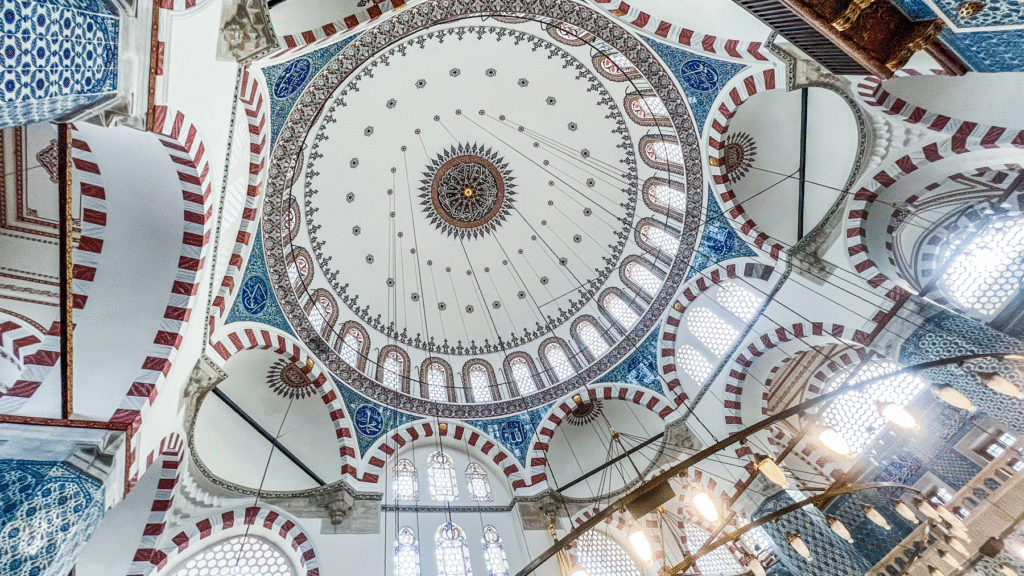 Rüstem Pasha moskeen, moské i Istanbul, osmannisk arkitektur, Iznik fliser, historiske moskéer i Tyrkiet, religiøse monumenter i Istanbul, Süleymaniye distrikt, Mimar Sinan arkitektur, kunst og håndværk i Tyrkiet, blå og hvide keramiske fliser, kulturarv i Istanbul, seværdigheder i Tyrkiet, Rüstem Pasha Camii, Det Osmanniske Rige arkitektur, historiske bygninger i Istanbul, moské dekoreret med Iznik keramik, spirituelt sted i Istanbul, tyrkisk kunsthåndværk, islamisk design og kultur, rejseguide til Istanbul, smuk moské i storbyen, tyrkisk historie og tro