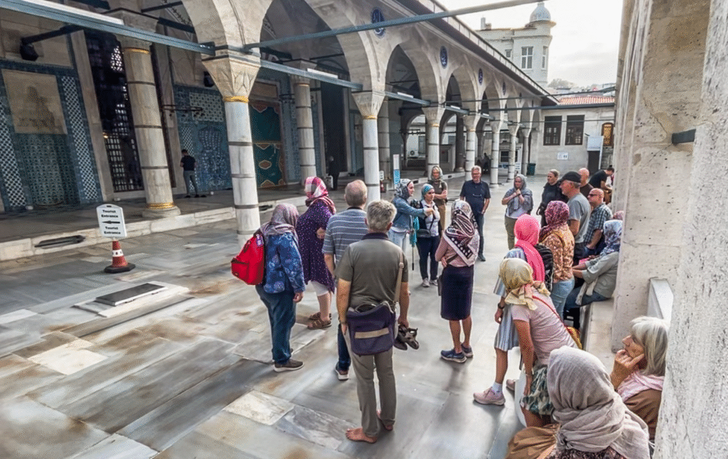 Rüstem Pasha moskeen, moské i Istanbul, osmannisk arkitektur, Iznik fliser, historiske moskéer i Tyrkiet, religiøse monumenter i Istanbul, Süleymaniye distrikt, Mimar Sinan arkitektur, kunst og håndværk i Tyrkiet, blå og hvide keramiske fliser, kulturarv i Istanbul, seværdigheder i Tyrkiet, Rüstem Pasha Camii, Det Osmanniske Rige arkitektur, historiske bygninger i Istanbul, moské dekoreret med Iznik keramik, spirituelt sted i Istanbul, tyrkisk kunsthåndværk, islamisk design og kultur, rejseguide til Istanbul, smuk moské i storbyen, tyrkisk historie og tro, lokalguide