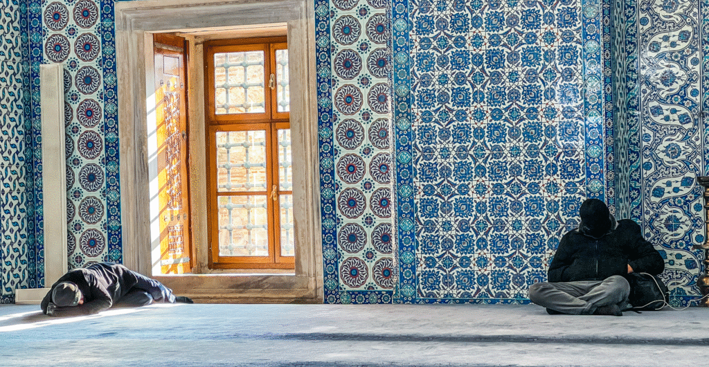 Rüstem Pasha moskeen, moské i Istanbul, osmannisk arkitektur, Iznik fliser, historiske moskéer i Tyrkiet, religiøse monumenter i Istanbul, Süleymaniye distrikt, Mimar Sinan arkitektur, kunst og håndværk i Tyrkiet, blå og hvide keramiske fliser, kulturarv i Istanbul, seværdigheder i Tyrkiet, Rüstem Pasha Camii, Det Osmanniske Rige arkitektur, historiske bygninger i Istanbul, moské dekoreret med Iznik keramik, spirituelt sted i Istanbul, tyrkisk kunsthåndværk, islamisk design og kultur, rejseguide til Istanbul, smuk moské i storbyen, tyrkisk historie og tro