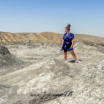 Tea Tougaard rejser i Aserbajdsjan, muddervulkan i Aserbajdsjan, rejseblog fra Aserbajdsjan, oplevelser i Aserbajdsjan, Tea Tougaard muddervulkan, naturfænomen i Aserbajdsjan, vulkansk landskab, rejseeventyr med Tea Tougaard, unikke naturoplevelser i Kaukasus, spændende steder i Aserbajdsjan, rejseinspiration Tea Tougaard, Tea Tougaard blogbilleder, Aserbajdsjans seværdigheder, mud volcano Azerbaijan, Tea Tougaard rejsetips, geologiske oplevelser Aserbajdsjan, Muddervulkaner i Aserbajdsjan, boblende gråt mudder, goldt landskab, naturligt geologisk fænomen, unikt syn nær Gobustan, dampende kratere med mudder, spektakulære vulkanske formationer, oplevelse i naturen, seværdighed i Aserbajdsjan, verdens største koncentration af muddervulkaner, rejseblog, Tea Tougaard rejser, vulkaner uden ild