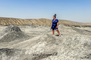 Tea Tougaard rejser i Aserbajdsjan, muddervulkan i Aserbajdsjan, rejseblog fra Aserbajdsjan, oplevelser i Aserbajdsjan, Tea Tougaard muddervulkan, naturfænomen i Aserbajdsjan, vulkansk landskab, rejseeventyr med Tea Tougaard, unikke naturoplevelser i Kaukasus, spændende steder i Aserbajdsjan, rejseinspiration Tea Tougaard, Tea Tougaard blogbilleder, Aserbajdsjans seværdigheder, mud volcano Azerbaijan, Tea Tougaard rejsetips, geologiske oplevelser Aserbajdsjan, Muddervulkaner i Aserbajdsjan, boblende gråt mudder, goldt landskab, naturligt geologisk fænomen, unikt syn nær Gobustan, dampende kratere med mudder, spektakulære vulkanske formationer, oplevelse i naturen, seværdighed i Aserbajdsjan, verdens største koncentration af muddervulkaner, rejseblog, Tea Tougaard rejser, vulkaner uden ild
